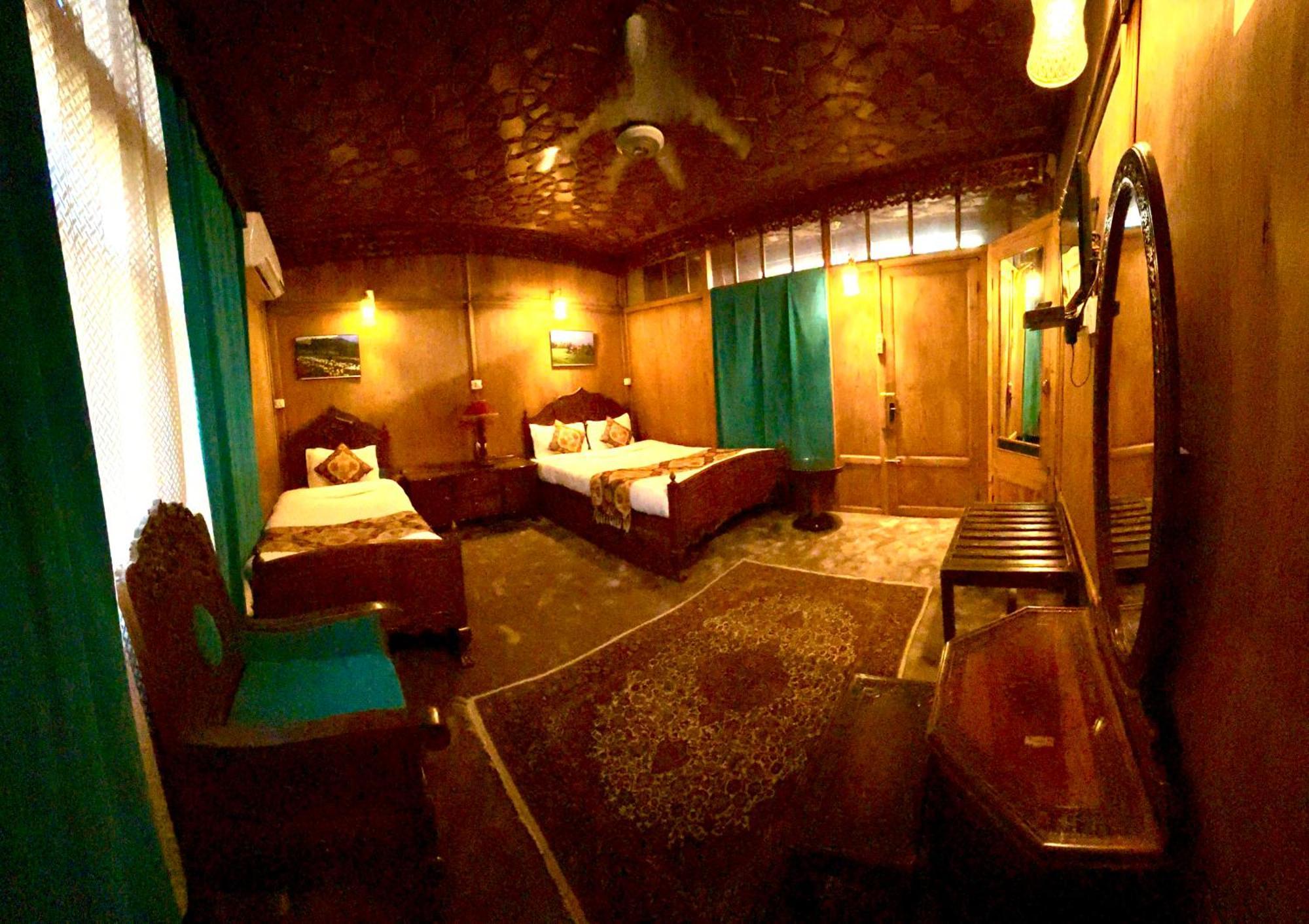The Badyari Palace Houseboats Srīnagar Eksteriør bilde